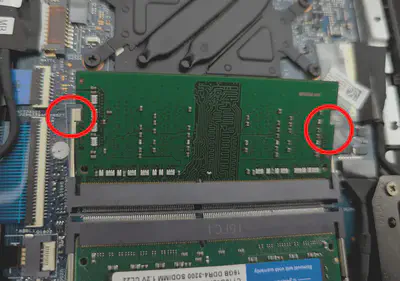 &#22259;14:  固定金具。右側は隠れてしまっているが同じ箇所にある。